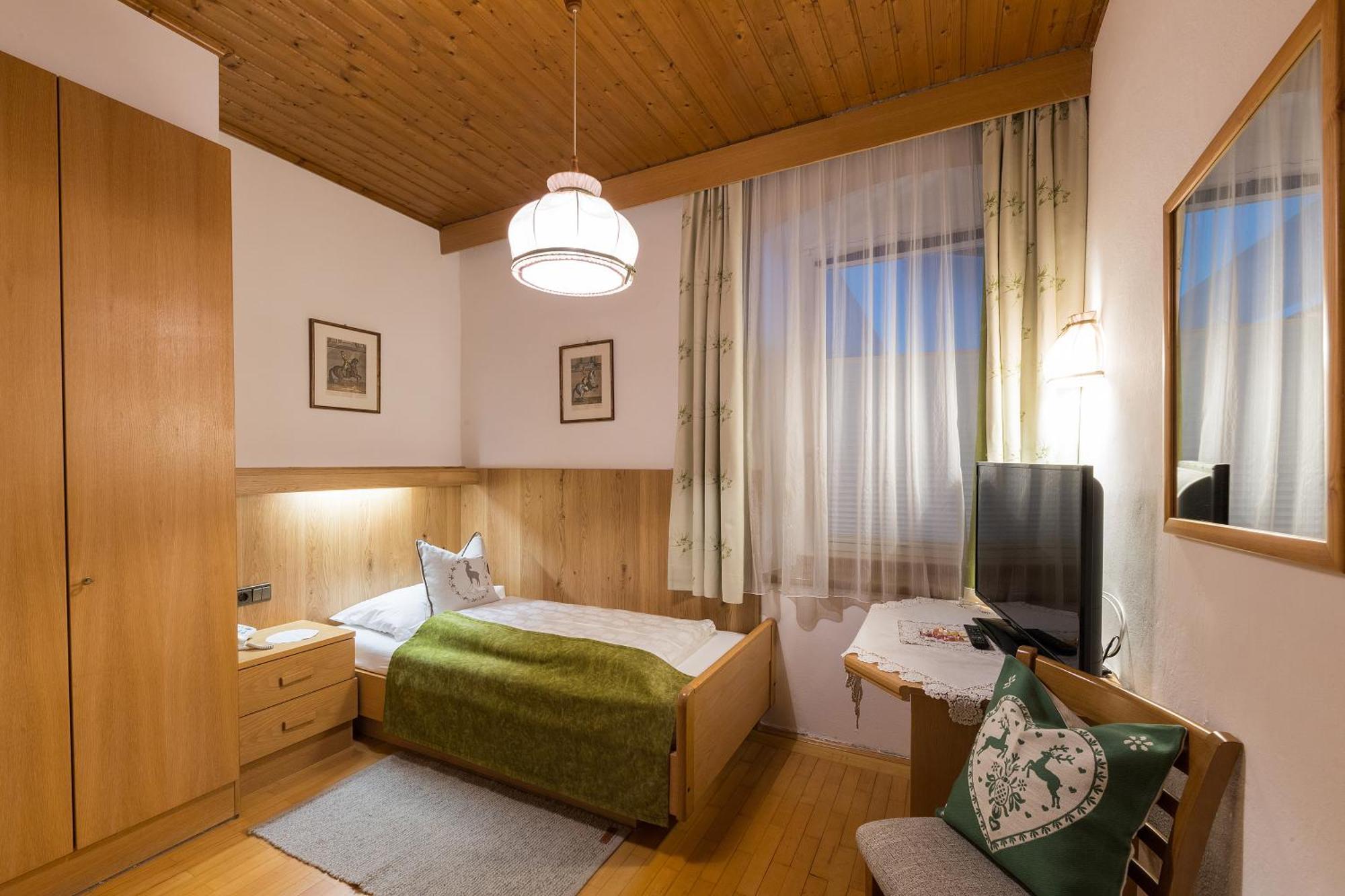 Alpin Natur Hotel Brueckele Braies  Exterior photo